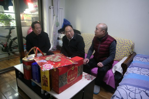 重裝集團(tuán)黨委書記向新剛到公司走訪慰問(wèn)困難黨員和困難職工